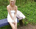 Blondes Mädchen ganz alleine im Wald