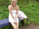 Blondes Mädchen ganz alleine im Wald