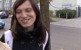 Für Taschengeld lässt sie sich ficken
