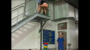 Pissen und Ficken im Dreier mit kurzhaariger Frau